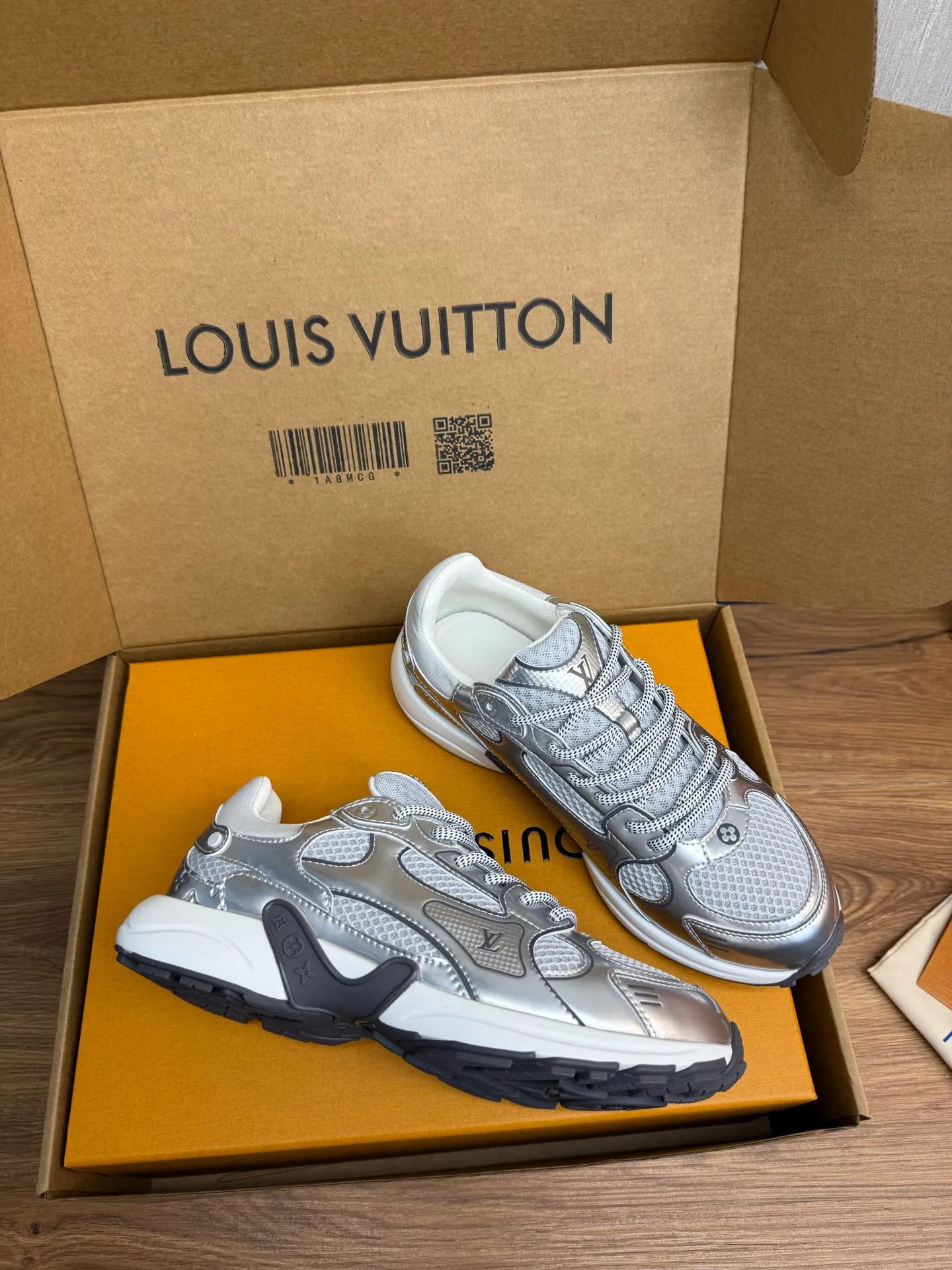 Men's shoes 💰600💰 🌈LV | Louis Vuitton 2025𝐬𝐬 🧡💚2025 spring and summer new style top version‼ ️The original version is the same. The counter specializes in the latest casual shoes. Hard goods are new🆕 🔥🔥🔥Top version: Couple model LV Louis Vuitton L House Donkey brand The latest Olympia series Couple model Silver Horn King Casual sneakers Running shoes This LV Olympia sneaker combines mesh fabric and metallic synthetic leather and other technical fabrics to reinterpret the classic running shoe design with a neat and simple design. Lightweight EVA outsole provides a stretchy fit. Rich details such as Monogram embossing and LV letters establish recognition. Exquisite packaging at the delivery counter 🛍📦 ▪️Fabrics: Original imported technical fabric + mesh ▪️Inner lining: Original customized breathable mesh ▪️Sole: Original molded rubber foam material ▪️Sole thickness: 3.5CM ▪️Size: 35--45 (customized for women 40 and men 45)